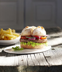 Hamburger auf Teller und Pommes frites - KSWF001315