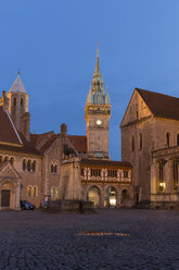 Germany, Lower Saxony, Braunschweig, Castle square with Brunswick Lion, Dankwarderode Castle left, Town hall tower and Brunswick Cathedral in the evening - PVCF000005