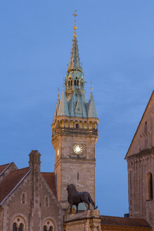 Deutschland, Niedersachsen, Braunschweig, Schlossplatz mit Rathausturm und Braunschweiger Löwe am Abend - PVCF000006