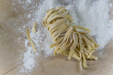 Fresh unwrought tagliatelle and flour - ASF005418