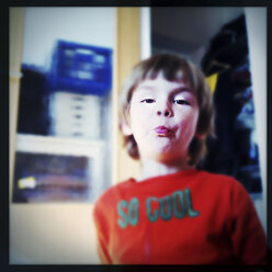 Drei Jahre alter Junge mit vollem Mund - ZMF000301