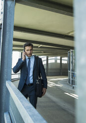 Portrait of business man telephoning with smartphone - UUF000866