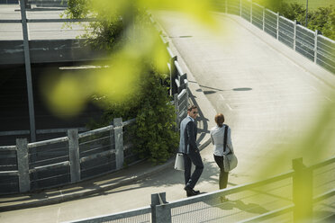 Zwei kommunizierende Geschäftsleute, Blick von oben - UUF000885