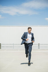Business man running on parking level - UUF001006