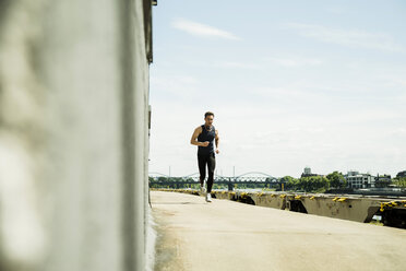 Mann joggt am Flussufer - UUF000922