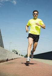 Mann joggt auf Brücke - UUF000934