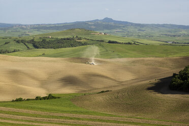 Italien, Toskana, Traktor auf Feld bei Pienza - MYF000352