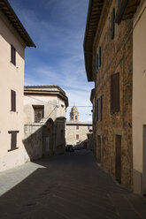 Italy, Tuscany, Montalcino, Alley and houses - MYF000380