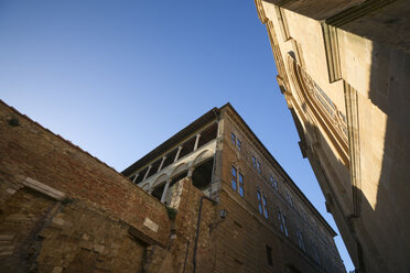 Italien, Toskana, Pienza, Palazzo Piccolomini und Dom Santa Maria Assunta, rechts - MYF000357