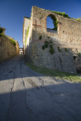 Italy, Tuscany, Pienza, Palazzo Piccolomini and alley - MY000361