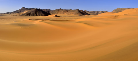 Afrika, Algerien, Sahara, Tassili N'Ajjer National Park, Tadrart, Sanddüne am Westhang des Tadrart Plateaus, lizenzfreies Stockfoto
