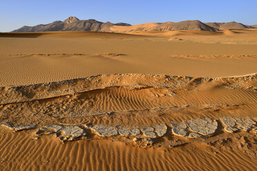 Afrika, Algerien, Sahara, Tassili N'Ajjer National Park, Tadrart, Sanddüne am Westhang des Tadrart Plateaus - ES001206