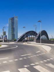 Deutschland, Hessen, Frankfurt, Honsellbrücke, im Hintergrund der Hauptsitz der Europäischen Zentralbank - AMF002360