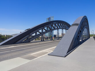 Deutschland, Hessen, Frankfurt, Honsellbrücke, im Hintergrund der Hauptsitz der Europäischen Zentralbank - AMF002361