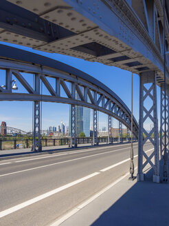 Deutschland, Hessen, Frankfurt, Honsellbrücke, im Hintergrund der Hauptsitz der Europäischen Zentralbank - AMF002362