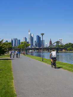 Deutschland, Hessen, Frankfurt, Fluss Main und Skyline des Finanzviertels - AMF002370