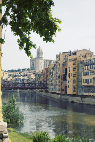Spanien, Katalonien, Provinz Girona, Blick auf den Fluss Onyar und die Häuserzeile in Girona, lizenzfreies Stockfoto