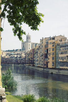 Spanien, Katalonien, Provinz Girona, Blick auf den Fluss Onyar und die Häuserzeile in Girona - MEMF000223