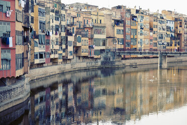 Spain, Catalonia, Girona Province, View on the Onyar river and the row of houses in Girona - MEMF000224