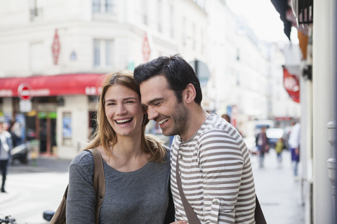 Frankreich, Paris, Porträt eines glücklichen Paares, das Spaß hat, lizenzfreies Stockfoto