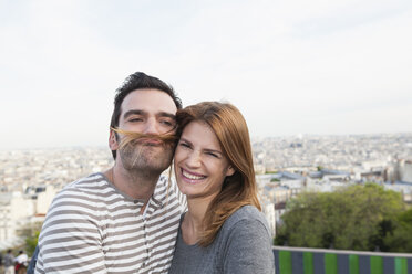 Frankreich, Paris, Porträt eines glücklichen Paares, das Spaß hat - FMKF001263