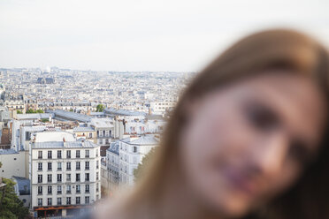 Frankreich, Paris, unscharfes Porträt einer jungen Frau vor der Stadt - FMKF001264