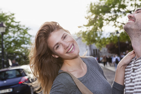 Frankreich, Paris, Porträt einer glücklichen jungen Frau, die sich mit ihrem Freund amüsiert, lizenzfreies Stockfoto