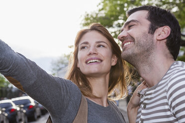 Frankreich, Paris, Porträt eines Paares, das sich selbst mit einem Smartphone fotografiert - FMKF001267