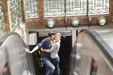 Frankreich, Paris, Porträt eines Paares auf einer Rolltreppe - FMKF001298