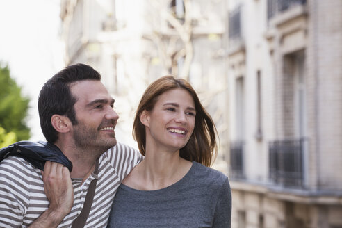 Frankreich, Paris, Porträt eines glücklichen Paares, das Spaß hat - FMKF001347