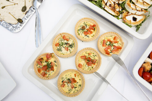 Mini-Quiches auf einem Buffet - SKF001522