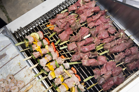 Grillspieße auf dem Grill, lizenzfreies Stockfoto