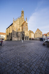 Deutschland, Bayern, Nürnberg, Blick auf die Frauenkirche am Hauptmarkt - THAF000486