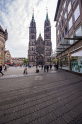 Deutschland, Bayern, Nürnberg, Blick auf die St. Lorenz Kirche - THAF000492