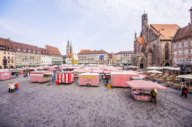 Deutschland, Bayern, Nürnberg, Blick auf Marktplatz mit Marktständen - THAF000495