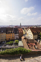 Deutschland, Bayern, Nürnberg, Blick von der Kaiserburg über die Dächer - THAF000471