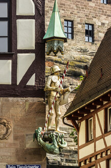 Deutschland, Bayern, Nürnberg, Skulptur am Tiergaertnertor - THAF000476