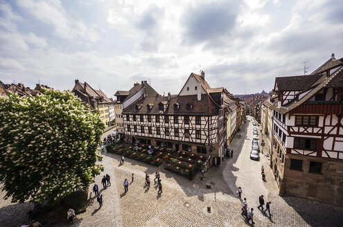 Deutschland, Bayern, Nürnberg, Blick auf Ort und typisches Gasthaus von oben - THAF000479