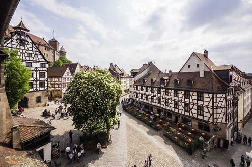 Deutschland, Bayern, Nürnberg, Blick auf Ort und typisches Gasthaus von oben - THAF000480