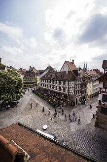 Deutschland, Bayern, Nürnberg, Blick auf Ort und typisches Gasthaus von oben - THAF000481