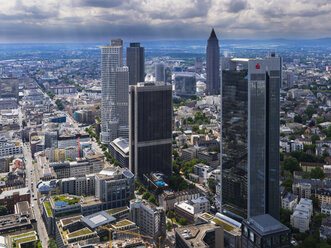 Deutschland, Hessen, Frankfurt, Blick auf Wolkenkratzer und Stadt von oben - AMF002398