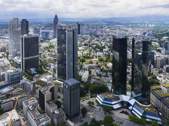 Deutschland, Hessen, Frankfurt, Blick auf Wolkenkratzer und Stadt von oben - AMF002399