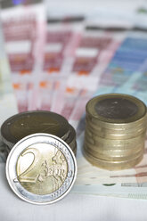 Sortierte Euro-Banknoten und Stapel von Ein- und Zwei-Euro-Münzen, Nahaufnahme - YFF000170