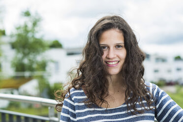 Portrait of smiling young woman - UUF000962