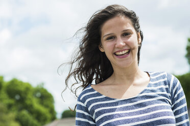 Portrait of smiling young woman - UUF000965