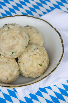 Bayerische Küche, Semmelknödel in einer Schüssel - YFF000171