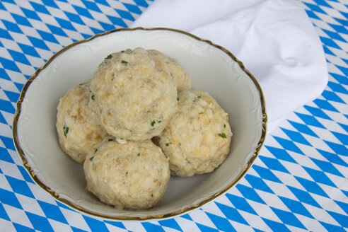 Bayerische Küche, Semmelknödel in einer Schüssel - YFF000172