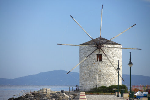 Griechenland, Ionische Inseln, Korfu, Blick auf alte Windmühle - AJF000062