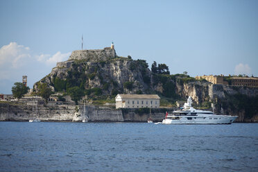 Greece, Ionic Islands, Corfu, yacht in front of the old fortress - AJF000064