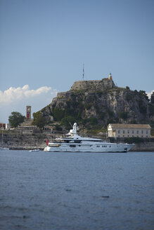 Griechenland, Ionische Inseln, Korfu, Jacht vor der alten Festung - AJF000065